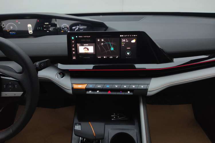 Used CHANGAN UNI-V iDD 2024 Blue Whale Smart Electric iDD 136km Luxury Model Audio And AC Panel