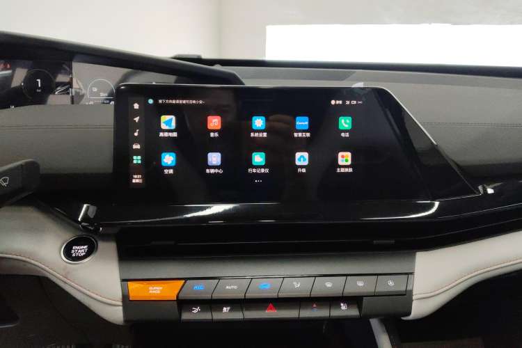 Used CHANGAN UNI-V iDD 2024 Blue Whale Smart Electric iDD 136km Luxury Model Audio And AC Panel
