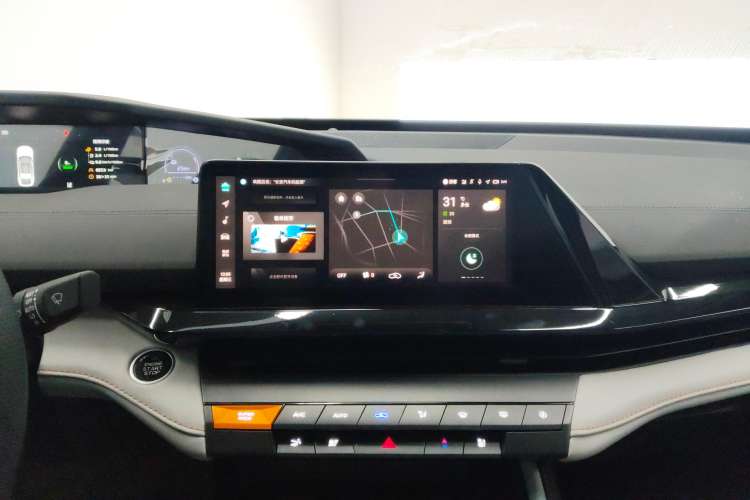 Used CHANGAN UNI-V iDD 2024 Blue Whale Smart Electric iDD 136km Luxury Model Audio And AC Panel