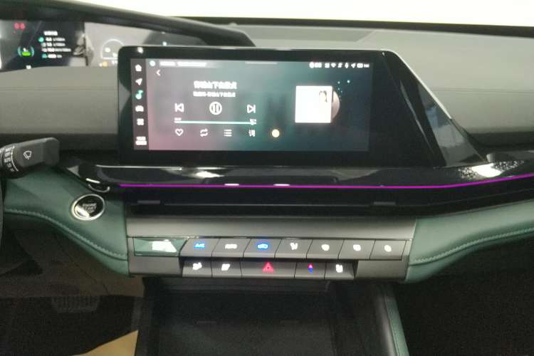 Used CHANGAN UNI-V iDD 2024 Blue Whale Smart Electric iDD 136km Luxury Model Audio And AC Panel
