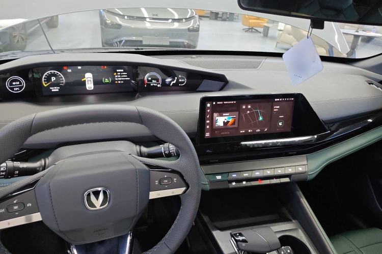 Used CHANGAN UNI-V iDD 2024 Blue Whale Smart Electric iDD 136km ZhiKu Model Center Console