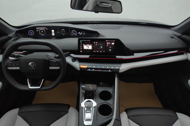 Used CHANGAN UNI-V iDD 2024 Blue Whale Smart Electric iDD 136km Luxury Model Center Console