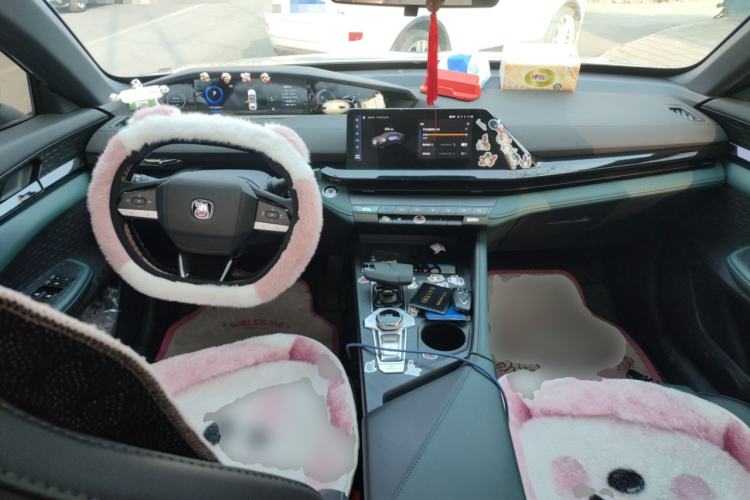 Used CHANGAN UNI-V iDD 2024 Blue Whale Smart Electric iDD 136km ZhiKu Model Center Console