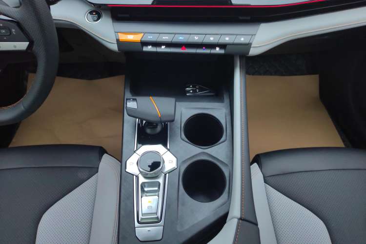 Used CHANGAN UNI-V iDD 2024 Blue Whale Smart Electric iDD 136km Luxury Model Gear Lever
