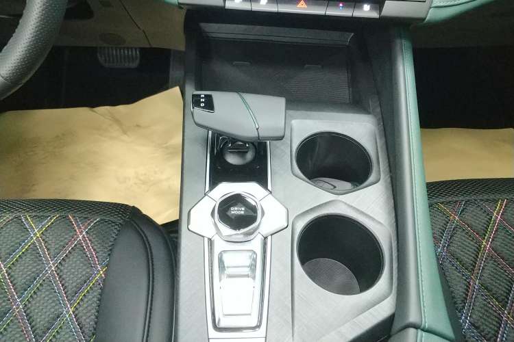 Used CHANGAN UNI-V iDD 2024 Blue Whale Smart Electric iDD 136km Luxury Model Gear Lever