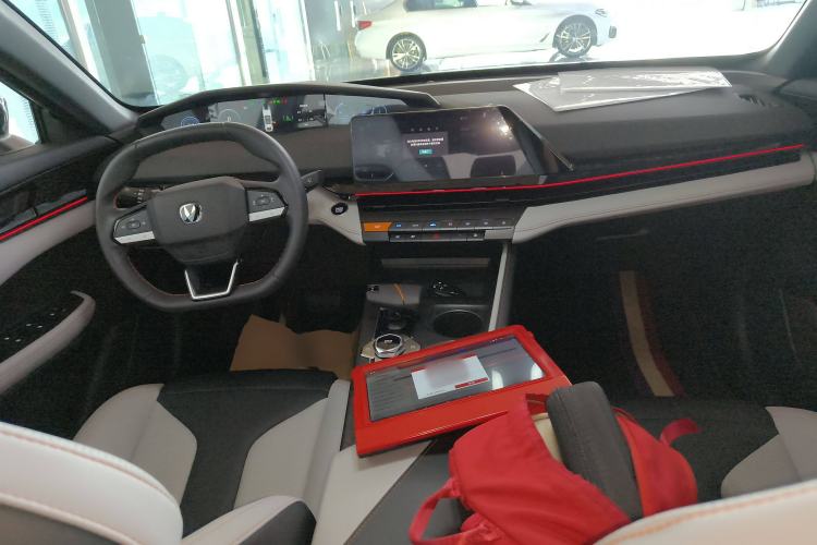 Used CHANGAN UNI-V iDD 2024 Blue Whale Smart Electric iDD 136km Luxury Model Interior 2