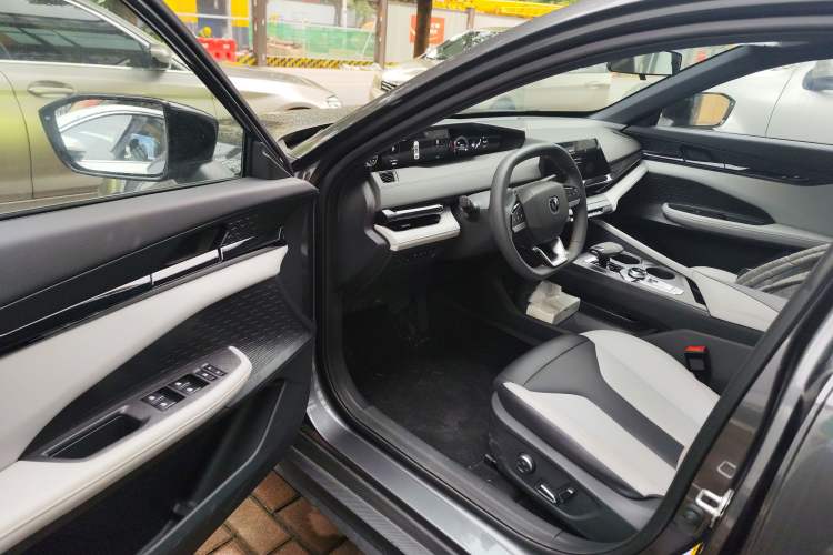 Used CHANGAN UNI-V iDD 2024 Blue Whale Smart Electric iDD 136km Luxury Model Interior 3
