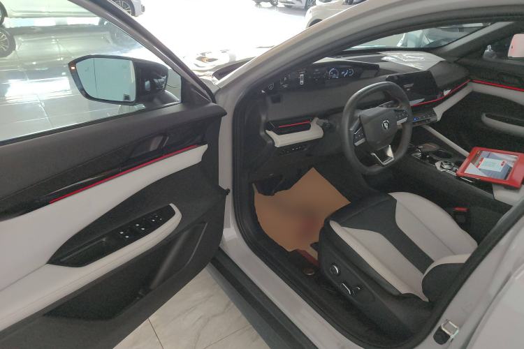 Used CHANGAN UNI-V iDD 2024 Blue Whale Smart Electric iDD 136km Luxury Model Interior 3