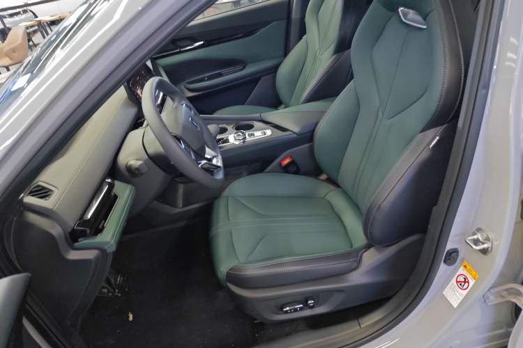 Used CHANGAN UNI-V iDD 2024 Blue Whale Smart Electric iDD 136km ZhiKu Model Left Front Seat