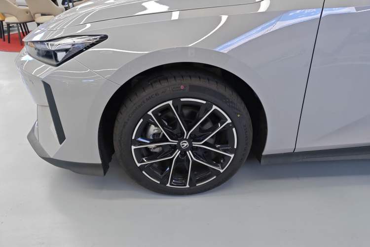 Used CHANGAN UNI-V iDD 2024 Blue Whale Smart Electric iDD 136km ZhiKu Model Left Front Wheel Hub