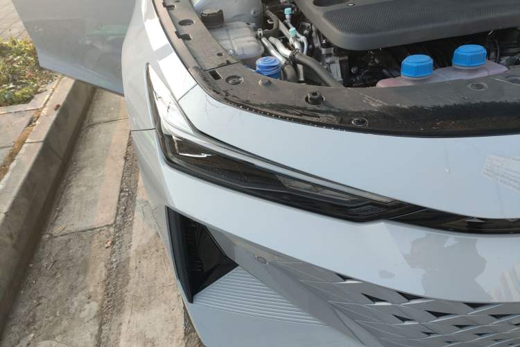 Used CHANGAN UNI-V iDD 2024 Blue Whale Smart Electric iDD 136km ZhiKu Model Right Front Headlight