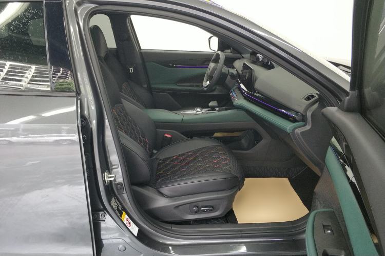 Used CHANGAN UNI-V iDD 2024 Blue Whale Smart Electric iDD 136km Luxury Model Right Front Seat
