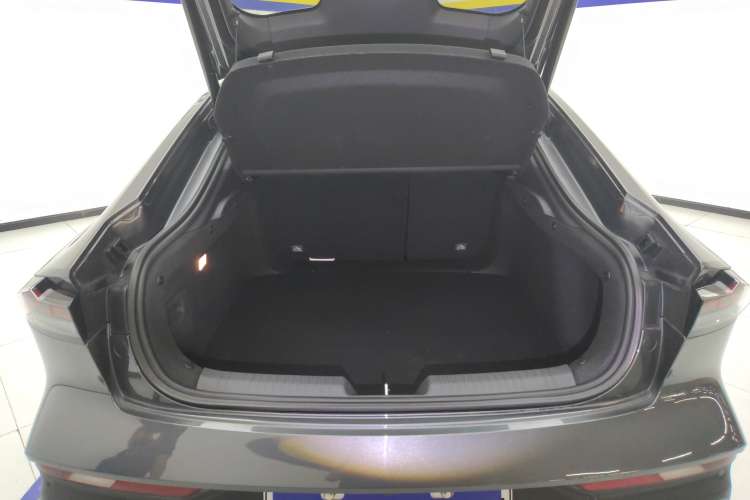 Used CHANGAN UNI-V iDD 2024 Blue Whale Smart Electric iDD 136km Luxury Model Trunk