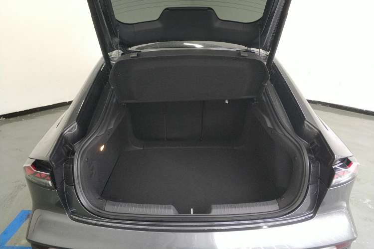 Used CHANGAN UNI-V iDD 2024 Blue Whale Smart Electric iDD 136km Luxury Model Trunk