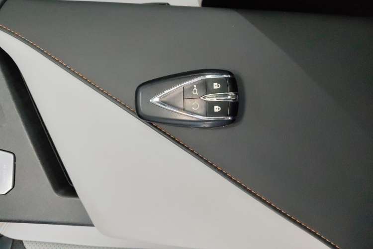 Used CHANGAN UNI-V iDD 2024 Blue Whale Smart Electric iDD 136km Luxury Model Vehicle Key