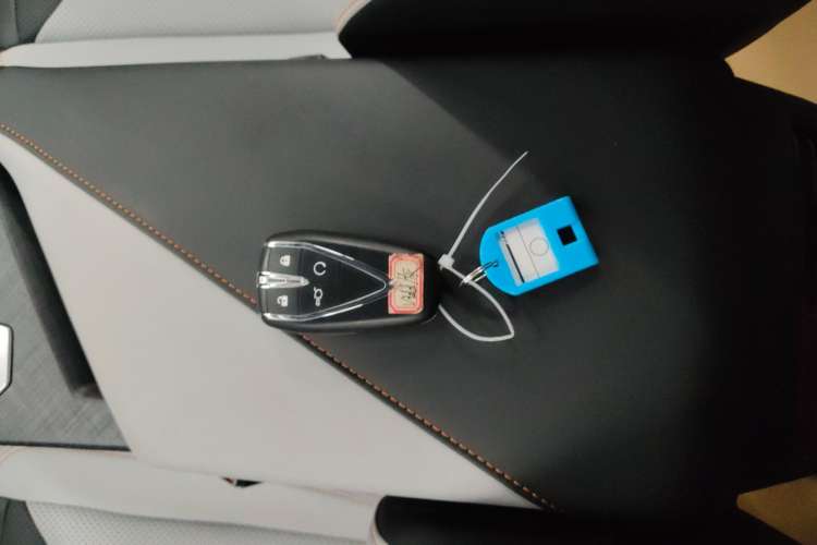 Used CHANGAN UNI-V iDD 2024 Blue Whale Smart Electric iDD 136km Luxury Model Vehicle Key