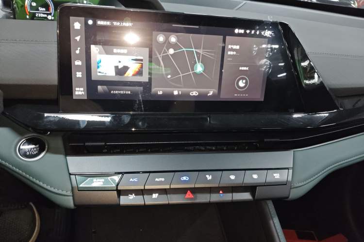 Used CHANGAN UNI-V iDD 2024 Blue Whale Smart Electric iDD 136km ZhiKu Model Audio And AC Panel