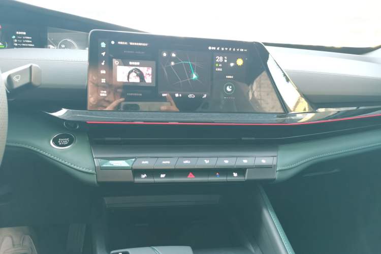 Used CHANGAN UNI-V iDD 2024 Blue Whale Smart Electric iDD 136km Luxury Model Audio And AC Panel