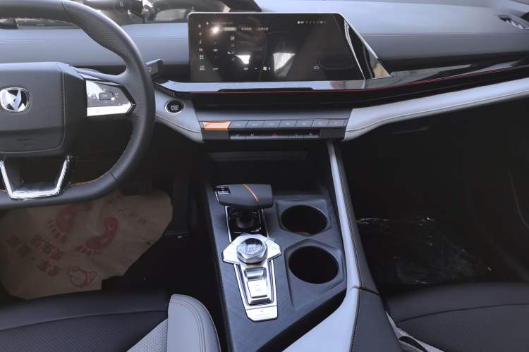 Used CHANGAN UNI-V iDD 2024 Blue Whale Smart Electric iDD 136km Luxury Model Audio And AC Panel