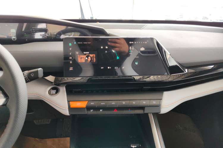 Used CHANGAN UNI-V iDD 2024 Blue Whale Smart Electric iDD 136km ZhiKu Model Audio And AC Panel