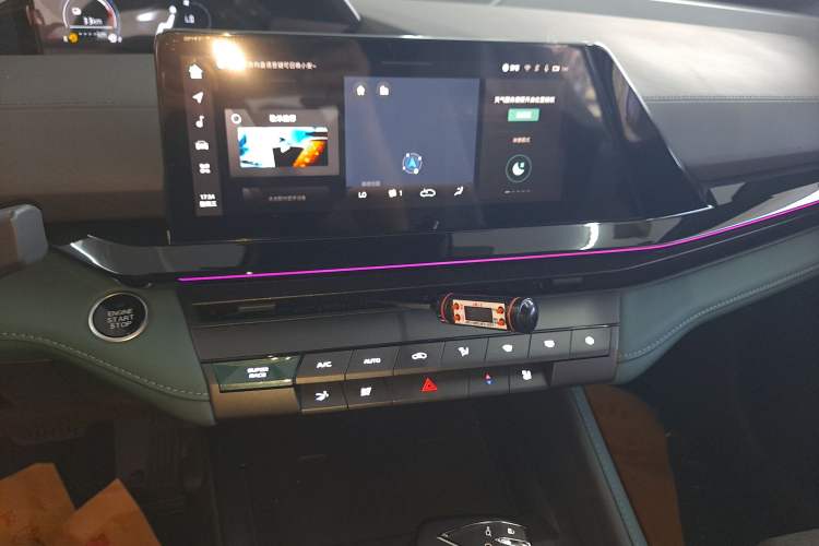 Used CHANGAN UNI-V iDD 2024 Blue Whale Smart Electric iDD 136km Luxury Model Audio And AC Panel