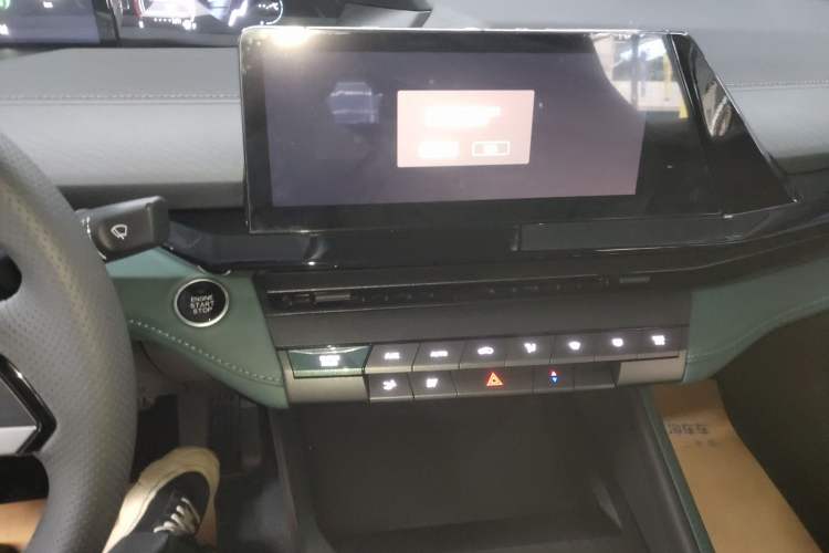 Used CHANGAN UNI-V iDD 2024 Blue Whale Smart Electric iDD 136km ZhiKu Model Audio And AC Panel