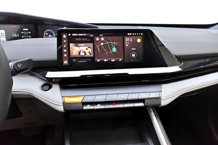 Used CHANGAN UNI-V iDD 2024 Blue Whale Smart Electric iDD 136km ZhiKu Model Audio And AC Panel