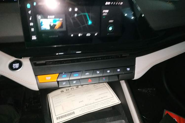 Used CHANGAN UNI-V iDD 2024 Blue Whale Smart Electric iDD 136km ZhiKu Model Audio And AC Panel