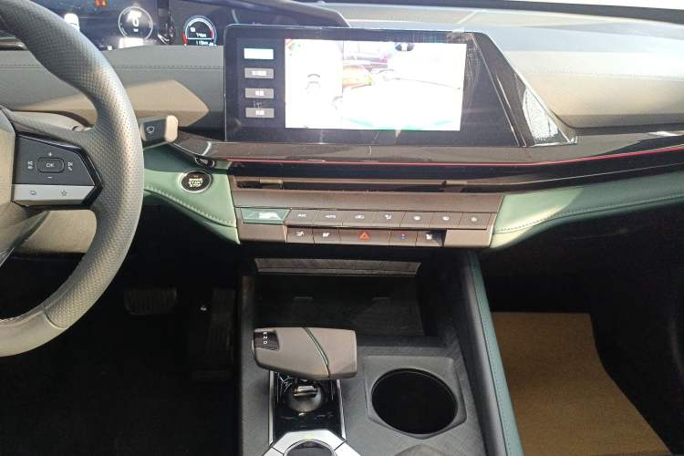 Used CHANGAN UNI-V iDD 2024 Blue Whale Smart Electric iDD 136km Luxury Model Audio And AC Panel