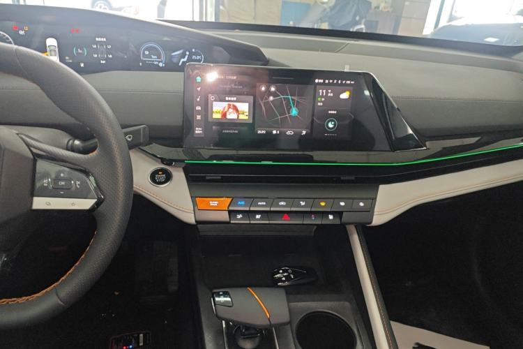 Used CHANGAN UNI-V iDD 2024 Blue Whale Smart Electric iDD 136km Luxury Model Audio And AC Panel