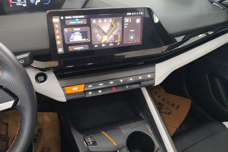 Used CHANGAN UNI-V iDD 2024 Blue Whale Smart Electric iDD 136km ZhiKu Model Audio And AC Panel