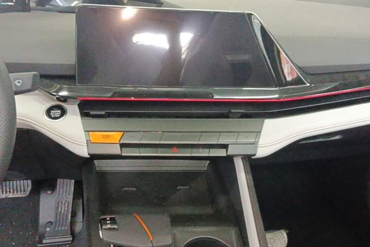 Used CHANGAN UNI-V iDD 2024 Blue Whale Smart Electric iDD 136km Luxury Model Audio And AC Panel