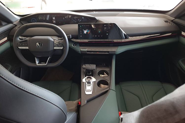 Used CHANGAN UNI-V iDD 2024 Blue Whale Smart Electric iDD 136km Luxury Model Center Console