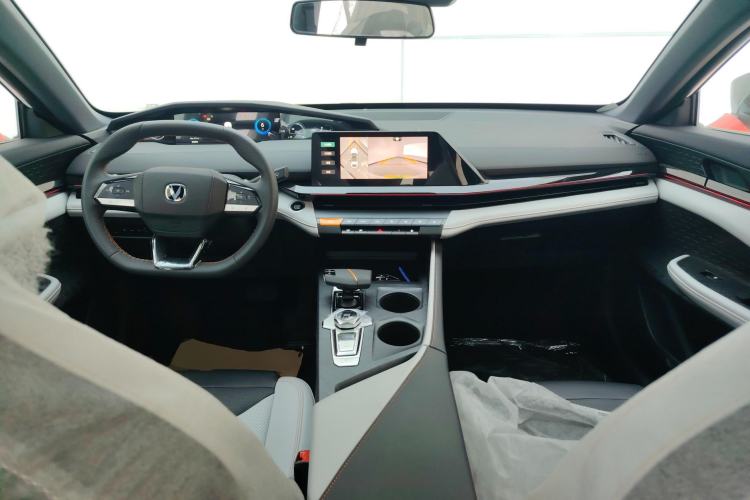 Used CHANGAN UNI-V iDD 2024 Blue Whale Smart Electric iDD 136km Luxury Model Center Console