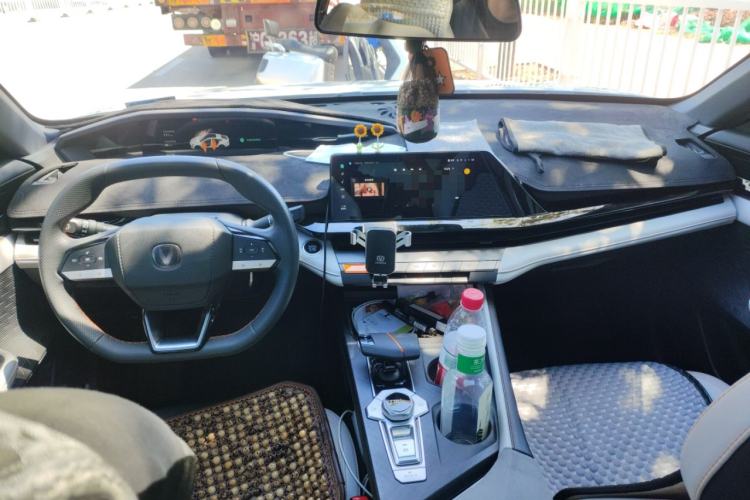 Used CHANGAN UNI-V iDD 2024 Blue Whale Smart Electric iDD 136km ZhiKu Model Center Console