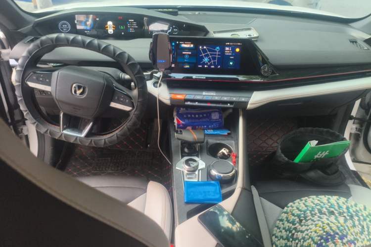 Used CHANGAN UNI-V iDD 2024 Blue Whale Smart Electric iDD 136km Luxury Model Center Console