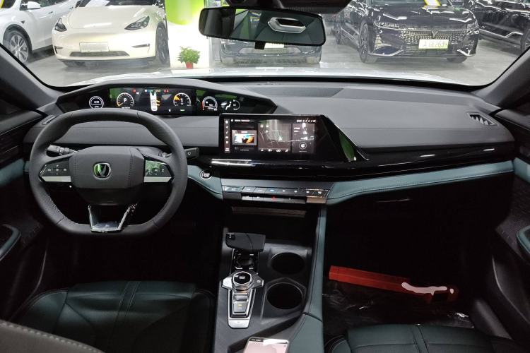 Used CHANGAN UNI-V iDD 2024 Blue Whale Smart Electric iDD 136km ZhiKu Model Center Console