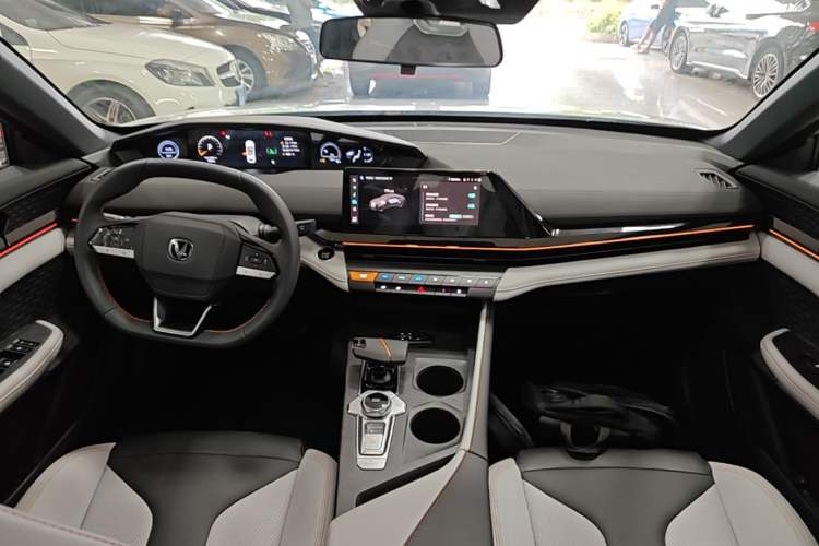Used CHANGAN UNI-V iDD 2024 Blue Whale Smart Electric iDD 136km Luxury Model Center Console