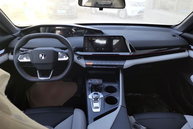 Used CHANGAN UNI-V iDD 2024 Blue Whale Smart Electric iDD 136km Luxury Model Center Console