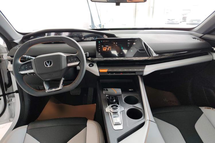 Used CHANGAN UNI-V iDD 2024 Blue Whale Smart Electric iDD 136km ZhiKu Model Center Console