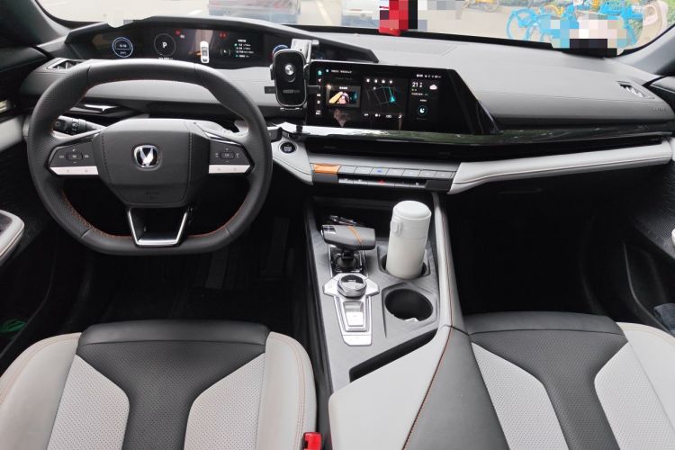 Used CHANGAN UNI-V iDD 2024 Blue Whale Smart Electric iDD 136km Luxury Model Center Console