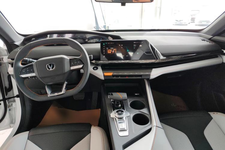 Used CHANGAN UNI-V iDD 2024 Blue Whale Smart Electric iDD 136km ZhiKu Model Center Console