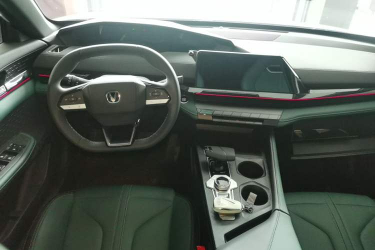 Used CHANGAN UNI-V iDD 2024 Blue Whale Smart Electric iDD 136km Luxury Model Center Console