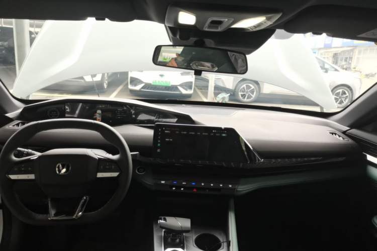 Used CHANGAN UNI-V iDD 2024 Blue Whale Smart Electric iDD 136km ZhiKu Model Center Console