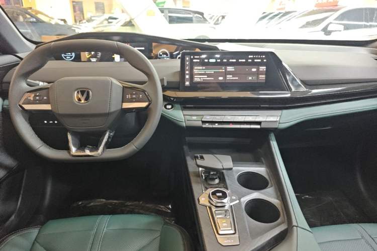 Used CHANGAN UNI-V iDD 2024 Blue Whale Smart Electric iDD 136km ZhiKu Model Center Console