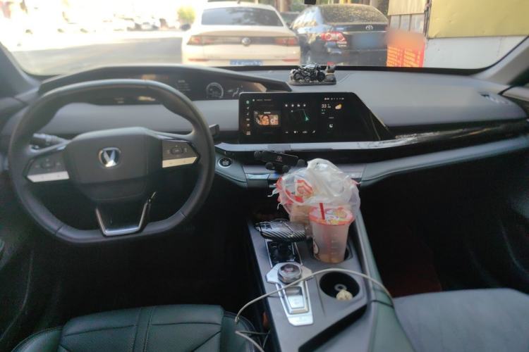 Used CHANGAN UNI-V iDD 2024 Blue Whale Smart Electric iDD 136km ZhiKu Model Center Console