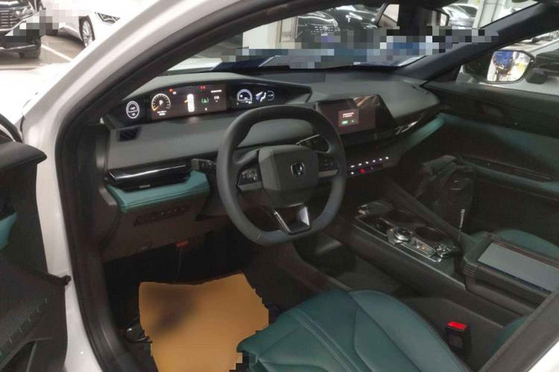 Used CHANGAN UNI-V iDD 2024 Blue Whale Smart Electric iDD 136km ZhiKu Model Center Console