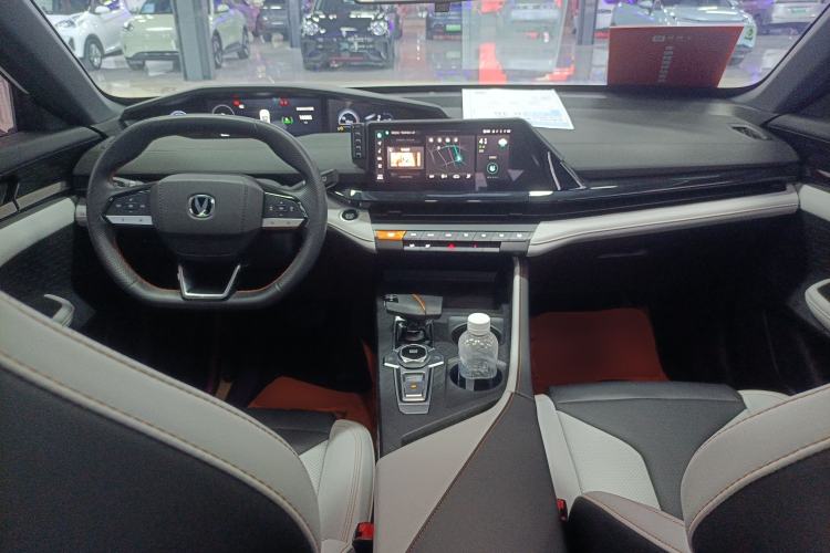 Used CHANGAN UNI-V iDD 2024 Blue Whale Smart Electric iDD 136km ZhiKu Model Center Console