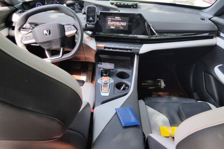 Used CHANGAN UNI-V iDD 2024 Blue Whale Smart Electric iDD 136km Luxury Model Center Console