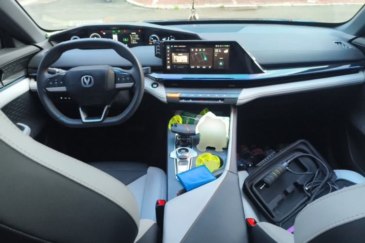Used CHANGAN UNI-V iDD 2024 Blue Whale Smart Electric iDD 136km Luxury Model Center Console